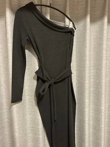 블랙 원숄더 니트 원피스