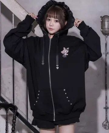 pium x Mezzo Piano 베리에 하트 케이크 후드티 블랙