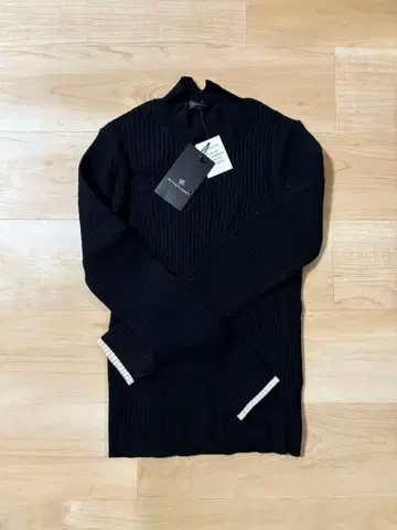 INTERPLANET 소매 배색 펄 장식 하이넥 리브 니트