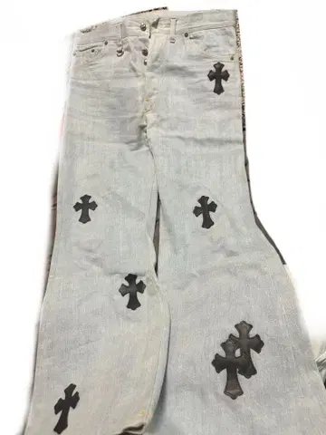 크로스 패치가 달린 데님 팬츠