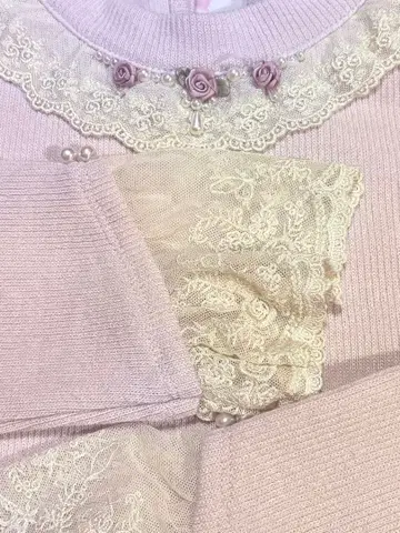 레이스 장식의 옅은 핑크 니트 스웨터