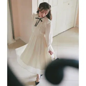 토코 클로젯 배색 리본 포함 프릴 셔링 원피스