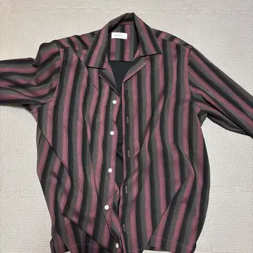 블랙과 빨간색 스트라이프 긴팔 셔츠