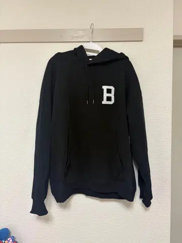 블랙 B 자수 후드 부착 후드티