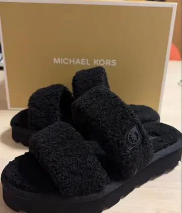 미사용 새상품 MICHAEL KORS 마이클코어스 블랙 샌들 23cm