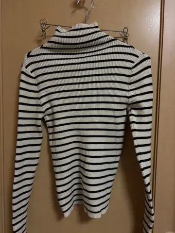 터틀넥 스트라이프 니트