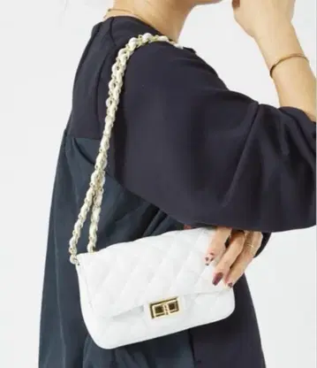 [새상품급] AULENTTI 체인 미니 숄더백 가죽 퀼팅 화이트