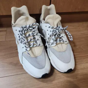 화이트 베이지 스니커즈 통굽