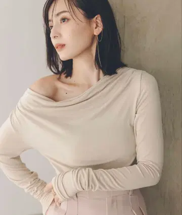 anuans 개더 드레이프 컷 상의