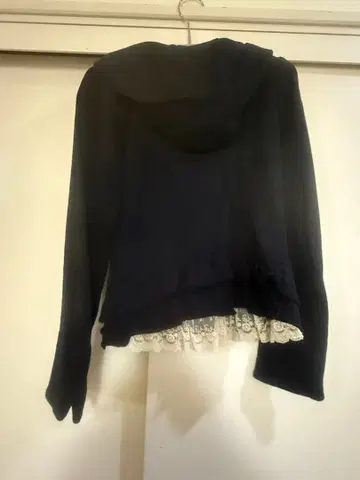 프랑슈리페 블랙 프릴 레이스 라이더 후드티