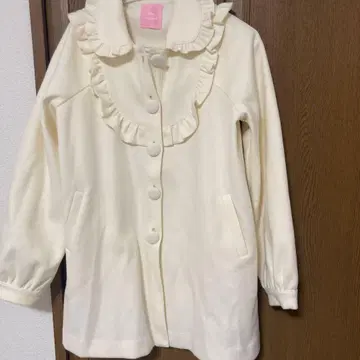 허니시나몬 프릴 달린 크림색 롱 코트