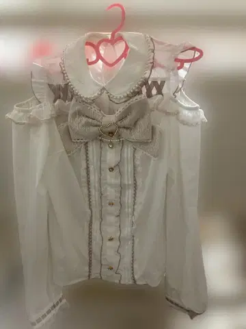 LIZLISA 리즈리사 빅 리본 오픈 숄더 블라우스 화이트