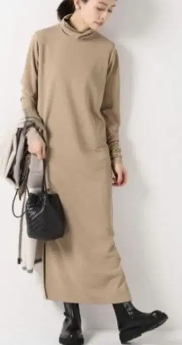 베이지 터틀넥 롱 원피스