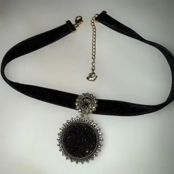 스와로브스키 블랙 벨로아 초커 비쥬 부착