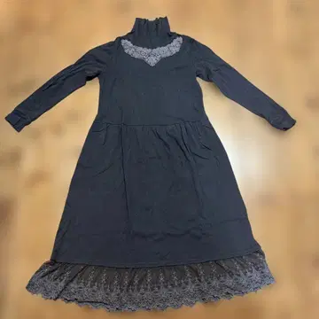 브라운 계열 레이스 장식 하이넥 이너 페치 원피스 마이클로젯