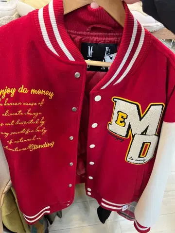 빨흰 자수 바시티 자켓 M&D