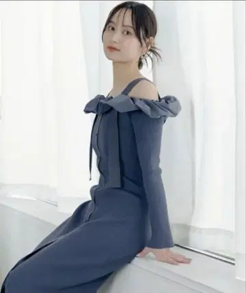 스나이델 프릴 도킹 오프숄더 니트 원피스