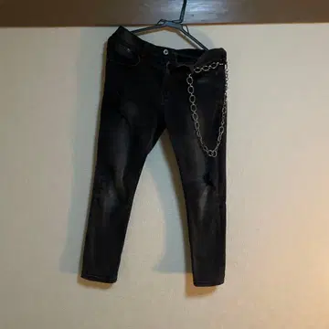 블랙 슬림핏 데님 체인 포함