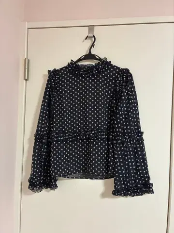 네이비 도트 무늬 프릴 블라우스