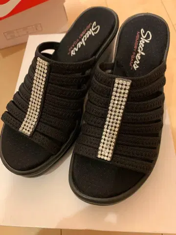 스케쳐스 큐빅 샌들 사이즈 23cm