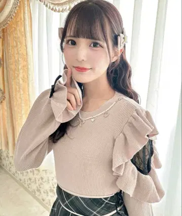 ROJITA 목걸이 포함 어깨 볼륨 프릴 니트탑