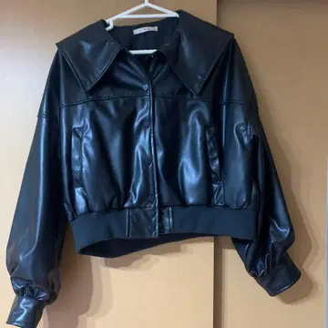 ems 볼륨 슬리브 합성 피혁 자켓 블랙