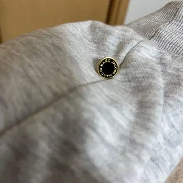 MARC JACOBS 그레이 버튼 귀걸이 (한쪽용)