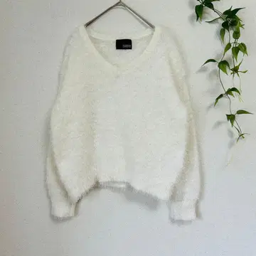 H&M WORKS LONDON 화이트 V넥 스웨터 샤기 퍼퍼