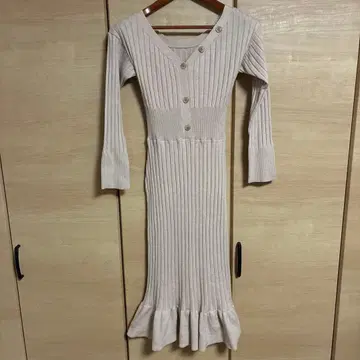 URBANITY 베이지 리브 니트 원피스 긴팔