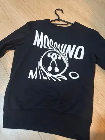 MOSCHINO 블랙 로고 맨투맨
