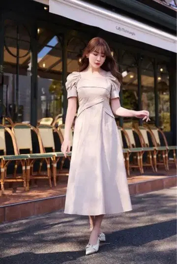 Her lip to Troncais Puff Sleeve Dress