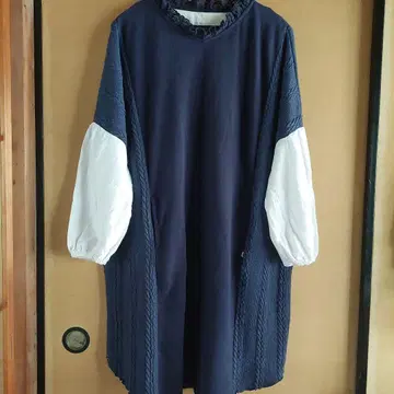 fu-ai 네이비와 화이트의 긴팔 원피스