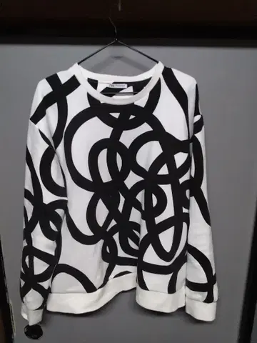 [ ZARA ] 추상적인 라인 모양 트레이닝복 사이즈 XL