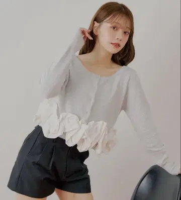 CHICO 나사 프릴 디자인 라메 샤기 가디건