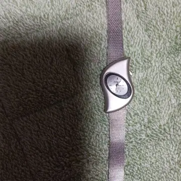 유니크 디자인 실버 아날로그 시계