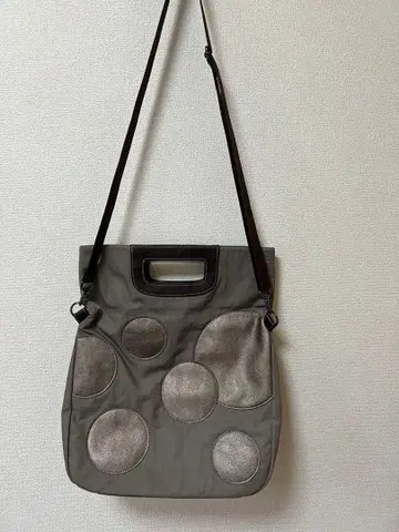 그레이 원형 패치 숄더백