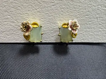 레네레이드 꽃 모티브 그린 컬러 스톤 귀찌