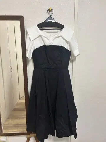 화이트 블랙 투톤 반팔 무릎 기장 원피스