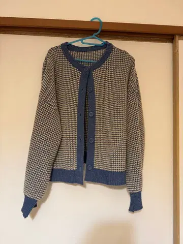 파랑과 베이지 스트라이프 니트 가디건