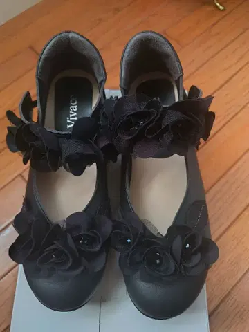 [ 미사용 새상품 ] 비바 플라워 모티브 펌프스