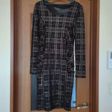 블랙과 금색 체크 무늬 긴팔 원피스