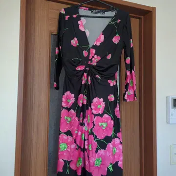 블랙 베이스에 핑크 꽃무늬 긴팔 원피스