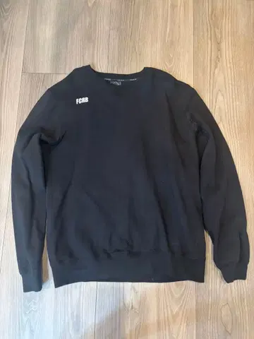 F.C.R.B. 블랙 맨투맨 M 사이즈 사용 빈도는 극히 적습니다.