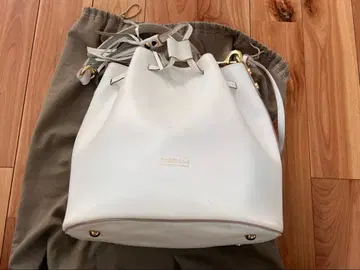 NALU 버킷백 화이트