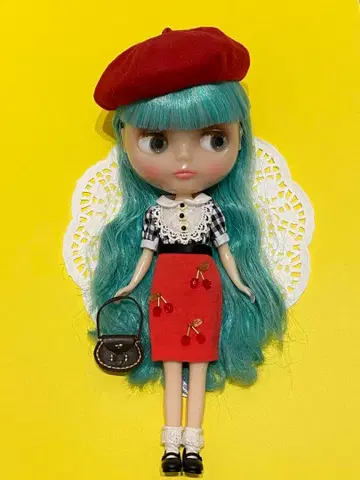 네오 브라이스 아웃핏과 Jamie Moon의 베레모