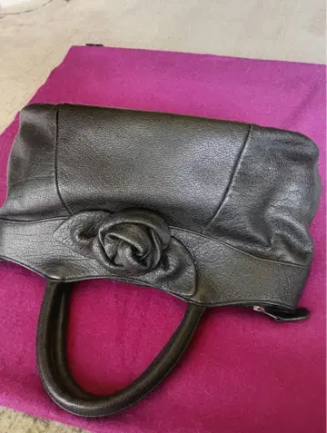 IBIZA 블랙 가죽 핸드백 꽃 모티브