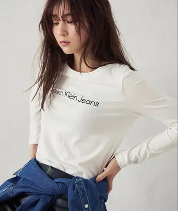 Calvin Klein 화이트 긴팔 T셔츠