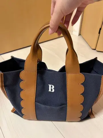 스캘럽 디자인 토트백 bibiy