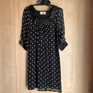 et Alors 블랙 도트 무늬 5부 소매 튜닉