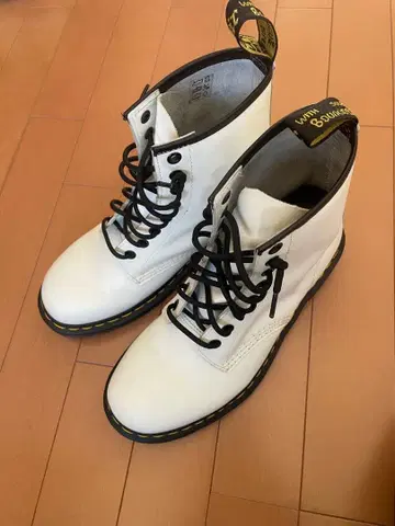 닥터마틴 8홀 부츠 화이트